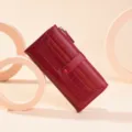 Portafoglio lungo rosso in ecopelle con motivo coccodrillo, zip e scomparti carte. - 028 rosso vino