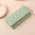 Elegante portafoglio lungo trapuntato verde da donna, classico design a tre ante. - Verde chiaro