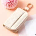 Elegante portachiavi in pelle intrecciata beige con cerniera dorata per chiavi dell'auto. - Bianco avorio