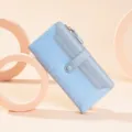 Portafoglio lungo azzurro con stampa coccodrillo, zip, scomparti per carte e bottone. - 028 blu chiaro