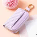 Elegantes lila gewebtes Leder-Schlüsselmäppchen mit goldener Hardware und Reißverschluss. - Hellviolett