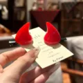 Vista detallada de las divertidas pinzas de pelo de cuernos de diablo rojos en tarjeta. - Pinza de Pelo Cuerno de Pequeño Diablo - Par Rojo