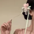 Vista detallada de la horquilla Hanfu con flor de seda rosa y elegantes borlas de perlas - Pinza de Pelo de Cinta de Tulipan (25#) / Rosa