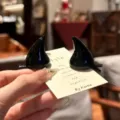 Primer plano detallado de pinzas para el cabello de cuerno de diablo negro brillante. - Pinza de Pelo Cuerno de Pequeño Diablo - Par Negro