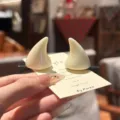 Par de mini pinzas para el pelo con cuernos de diablo 3D en color crema - Pinza de Pelo Cuerno de Pequeño Diablo - Par Blanco Leche