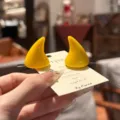 Pinzas para el pelo con cuernos de diablo amarillos 3D para cosplay y tocado de fiesta. - Pinza de Pelo Cuerno de Pequeño Diablo - Par Amarillo