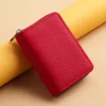 Rotes strukturiertes Lederkartenetui, kompakte Akkordeon-Brieftasche mit Reißverschluss. - Gunmetal-Kette Knallrot