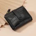 Portafoglio corto nero da donna, porta carte pieghevole compatto con elegante trama coccodrillo. - Nero