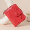 Portafoglio da donna rosso con motivo pietra, zip e bottone automatico, porta carte. - A-0102 rosso