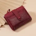 Elegante portafoglio corto e compatto da donna bordeaux con stampa coccodrillo e tasche. - Borgogna