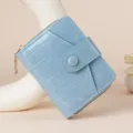Portafoglio corto da donna con motivo coccodrillo azzurro chiaro, zip e porta carte elegante - A-012 Blu chiaro