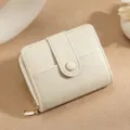 Elegante portafoglio corto da donna in pelle sintetica con bottone automatico e tasche. - Albicocca