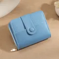 Portafoglio corto in ecopelle blu da donna con tasca portamonete con zip e slot, tinta unita. - Azzurro