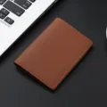 Tarjetero minimalista de cuero marrón, cartera plegable delgada y estuche para carné de conducir. - Marrón