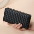 Portafoglio lungo in pelle intrecciata nera con chiusura a zip e vari scomparti - Borsa a trama intrecciata con zip singola - Nero
