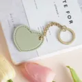 Carino portachiavi in pelle a cuore verde, elegante catena dorata ciondolo borsa uso. - Verde matcha