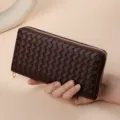 Portafoglio lungo intrecciato marrone da donna con zip e scomparti per carte multipli. - Borsa a trama intrecciata con zip singola - Caffè