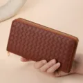 Portafoglio lungo in pelle intrecciata marrone da donna, design con zip e capiente. - Borsa a trama intrecciata con zip singola - Marrone
