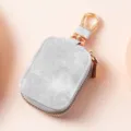 Custodia protettiva per AirPods in pelle testurizzata argento con finiture dorate e zip. - 9126 Grigio chiaro