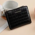 Portafoglio corto nero in pelle coccodrillo a due ante con tasca zip e logo metallo. - H9120 Nero