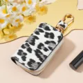 Elegante astuccio per chiavi auto in pelle con stampa leopardata bianco e nera e zip dorata. - 9123 Bianco panda