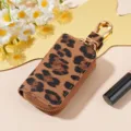 Astuccio per chiavi auto in pelle stampa leopardo con gancio dorato e chiusura lampo. - 9123 Marrone grano