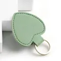Variante portachiavi in pelle a cuore verde chiaro, ciondolo borsa compatto ed elegante. - Verde chiaro