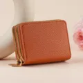 Portacarte compatto in pelle marrone stampa litchi con doppia zip e tasca a soffietto. - Marrone