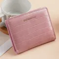 Portafoglio corto rosa con motivo coccodrillo da donna, elegante portamonete con zip. - H9120 Rosa