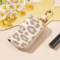 Astuccio per chiavi auto in pelle con stampa leopardata, gancio dorato e chiusura con zip. - 9123 Beige ciano
