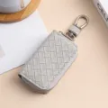 Astuccio per chiavi auto in pelle intrecciata grigia con cerniera e gancio in metallo. - 9110 Grigio chiaro
