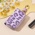 Étui de clé de voiture en cuir imprimé léopard violet avec fermeture éclair dorée et crochet. - 9123 Violet
