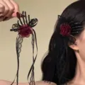 Detalle de la pinza gótica mano de esqueleto con rosa burdeos y encaje negro elegante - Pinza de Mano de Esqueleto de Palma Negra con Flor