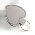 Portachiavi a cuore in pelle grigia variante, elegante ciondolo per borsa. - Grigio