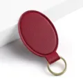 Llavero ovalado de piel sintética roja con anillo dorado, llavero elegante y minimalista. - Y-04 Burdeos