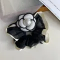 Elegante zwarte mesh scrunchie met een witte camelia bloem en parel in het midden - Camellia Parel Stijl (210924) / Zwart