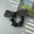 Elegante zwarte mesh scrunchie met een grote fonkelende strik van strassteentjes. - Grote Strikstijl met Steentjes (220224) / Zwart