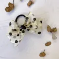 Stijlvolle beige haarelastiek met een grote mesh strik en klassieke zwarte stippen - Stippen Gaas Strik Stijl (200510) / Geel