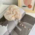 Elegante oversized champagne mesh scrunchie met een lange bungelende parelkwast - Gaas Stijl met Kunstparel Kwastje (210925) / Champagne