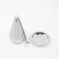 Filtre à thé conique en acier inoxydable avec chaîne en métal et bac détail gros plan - Conique petit avec soucoupe