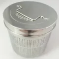 Détail du pot filtre en inox, infuseur à thé avec poignée et trous fins, outil de cuisine durable. - 95x100mm / Couleur d'origine