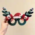 Vista detallada de gafas navideñas con astas de reno, gorro de Papá Noel y lazos rojos - Estilo de gorro de astas navideñas