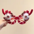 Primer plano detallado de gafas navideñas festivas de cuernos de reno rojos con lazos y muñecos - Estilo Astas de Reno con Lazo / Rojo