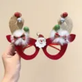 Primer plano de gafas navideñas con astas de reno brillantes y cara de Papá Noel. - Papá Noel / Rojo