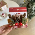 Primer plano de horquillas de reno navideño con ramas verdes y cuentas rojas. - 2 Piezas/Juego / Asta Café Seta Roja