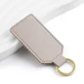 Portachiavi minimalista in pelle PU con anello dorato, elegante design quadrato grigio chiaro. - Y-03 Grigio