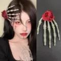 Pinza para el pelo gótica de Halloween con mano de esqueleto y una rosa roja de tela oscura - Pinza de Mano de Esqueleto Flor Roja