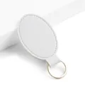 Llavero ovalado de cuero PU blanco con anillo de metal dorado accesorio minimalista - Y-04 Blanco