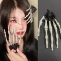 Pinza de pelo de mano de esqueleto blanco gótico con rosa negra para Halloween y fiesta - Pinza de Mano de Esqueleto Flor Negra