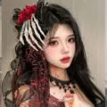 Pinza de pelo gótica de Halloween con mano de esqueleto, rosa roja y velo de encaje negro - Pinza de Garra de Fantasma con Lazo de Malla